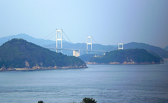 瀬戸内海にかかる瀬戸大橋