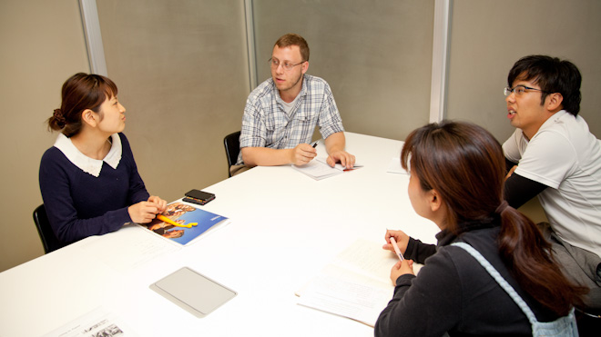 シェアハウスで外国人と食事する風景